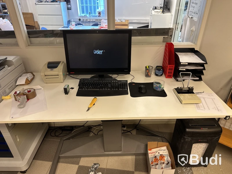 Höj och sänkbart skrivbord inkl. stol