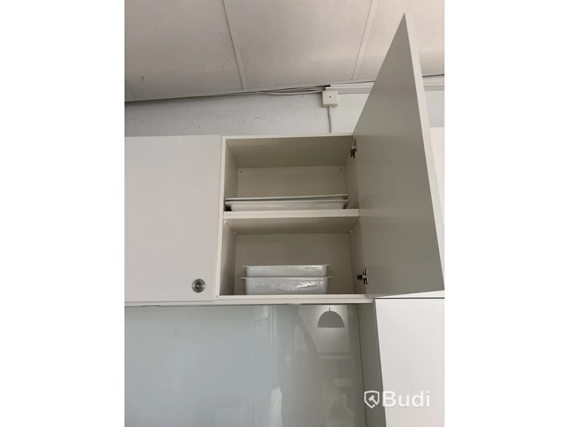 Parti med porslin och glas, inkl. flaskor på bänken