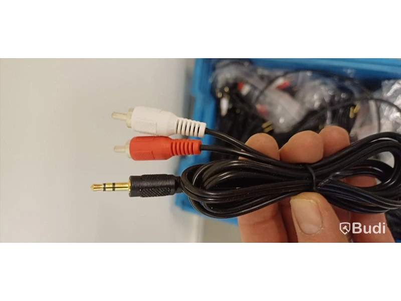 Diverse elektronik - nätadaptrar, audiokablar m.m.