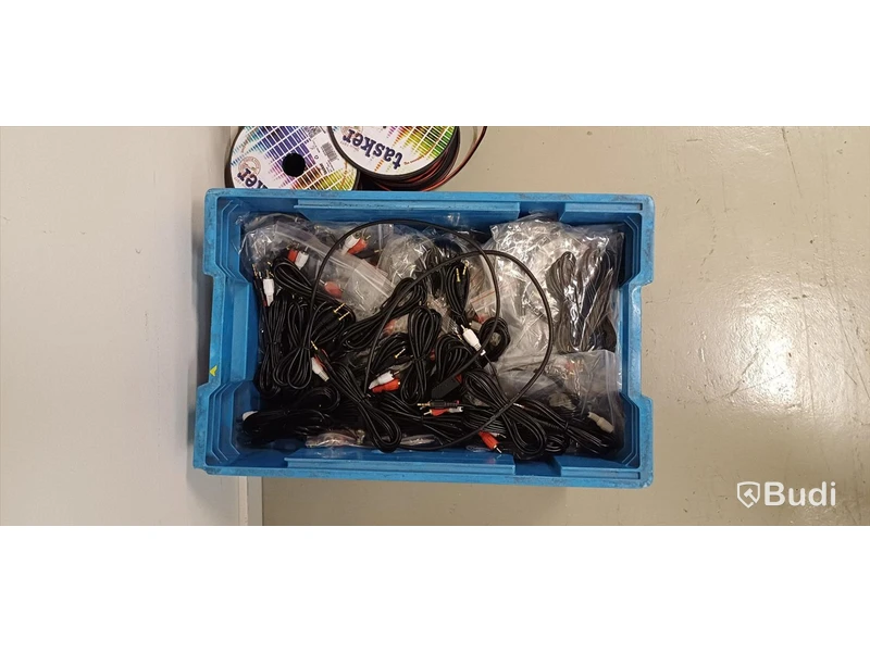 Diverse elektronik - nätadaptrar, audiokablar m.m.