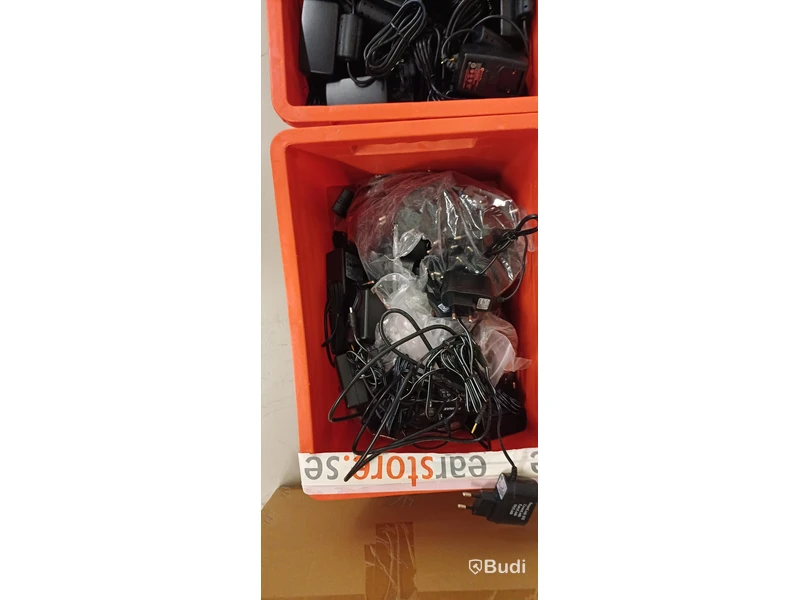 Diverse elektronik - nätadaptrar, audiokablar m.m.