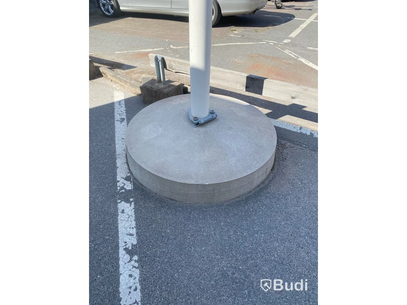 Flaggstång ca 8 meter med betongfot