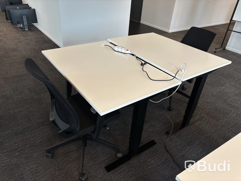 2 st. Höj- och sänkbara skrivbord Edsbyn och 2 st. Kontorsstolar profim