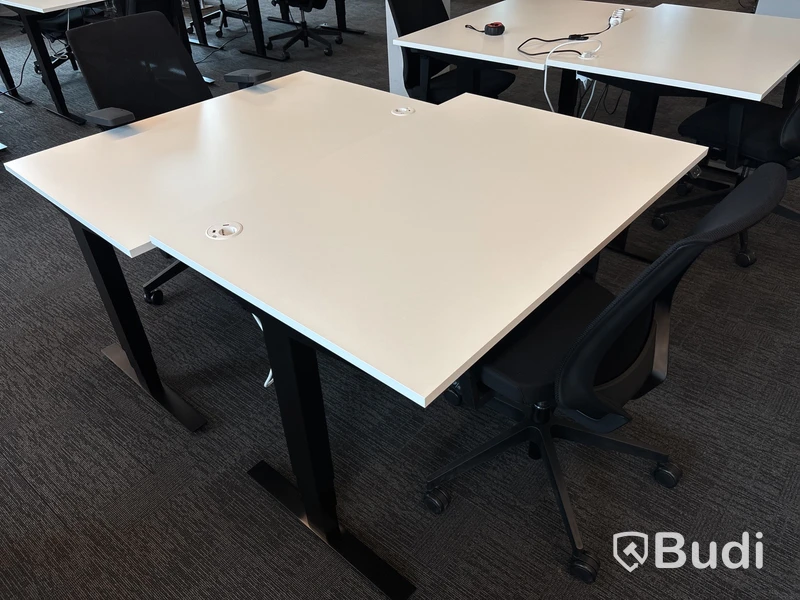 2 st. Höj- och sänkbara skrivbord Edsbyn och 2 st. Kontorsstolar profim