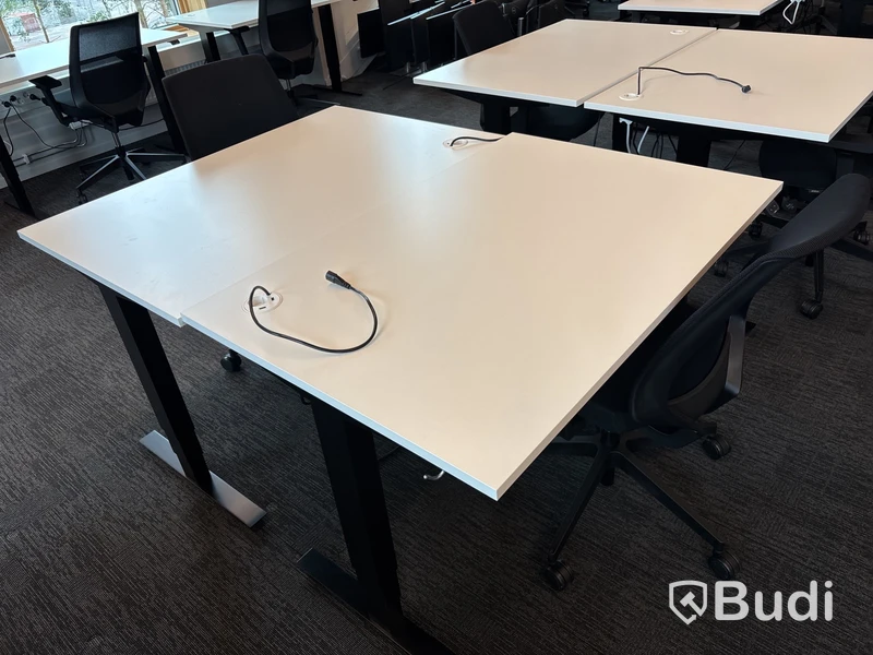 2 st. Höj- och sänkbara skrivbord Edsbyn och 2 st. Kontorsstolar profim