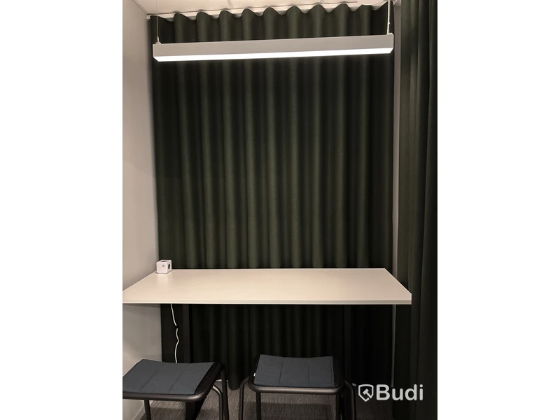 Bord, 2 st. Pallar Lammhults och 2 st. Gardiner