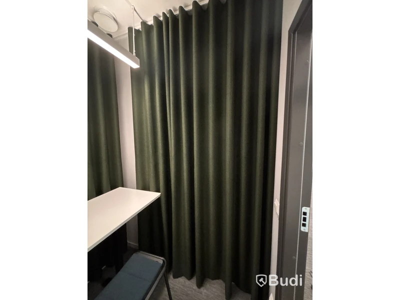 Bord, 2 st. Pallar Lammhults och 2 st. Gardiner