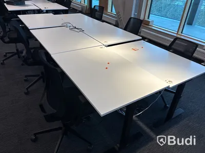 6 st. Höj- och sänkbara skrivbord Edsbyn och 6 st. kontorsstolar Profim
