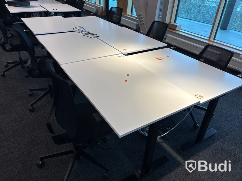 6 st. Höj- och sänkbara skrivbord Edsbyn och 6 st. kontorsstolar Profim
