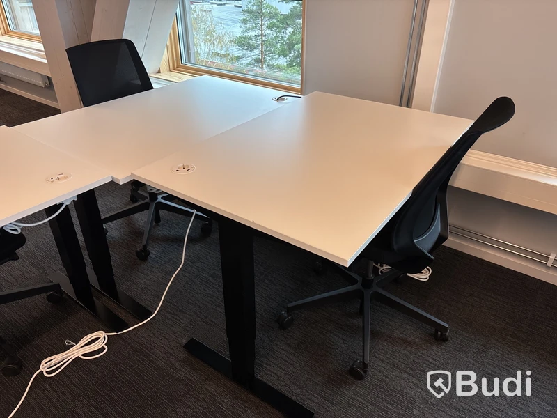 2 st. Höj- och sänkbara skrivbord Edsbyn och 2 st. kontorsstolar Profim