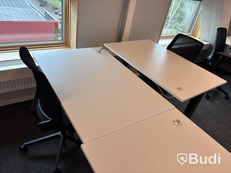 2 st. Höj- och sänkbara skrivbord Edsbyn och 2 st. kontorsstolar Profim