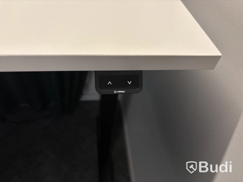 Höj- och sänkbart bord, stol och 2 st. Gardiner