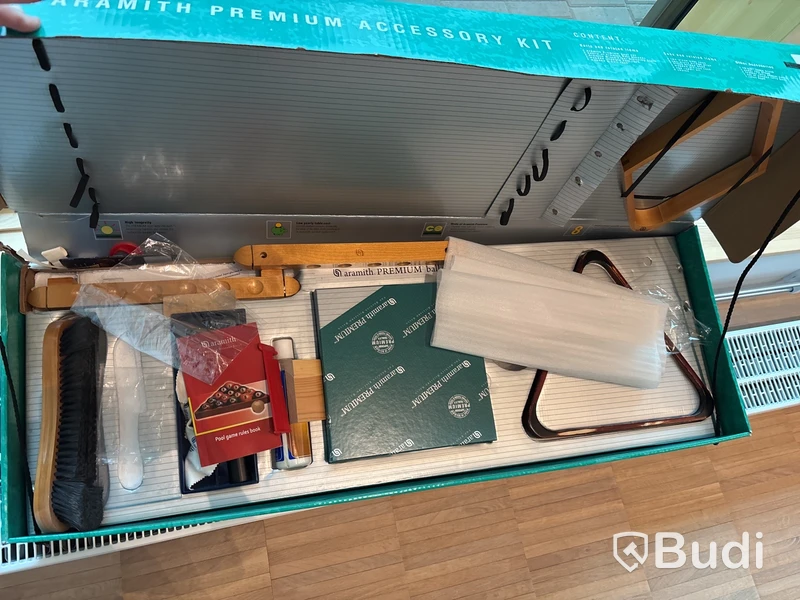 Biljardbord inkl. köer och assesoarkit