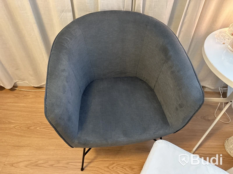 gråa fåtöljer  1 vitt runt bord diameter 60 cm  2 st sittpuffar, lampa, vattenbehållare,  matta.