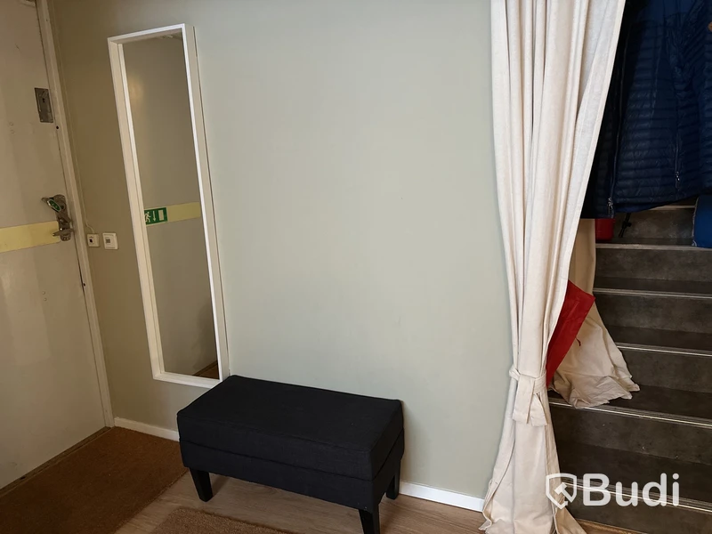 Sittpall  b 80 d 35 h 40 cm och spegel h 150 b 40 cm