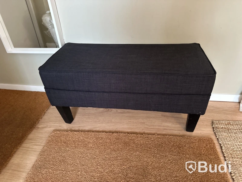 Sittpall  b 80 d 35 h 40 cm och spegel h 150 b 40 cm