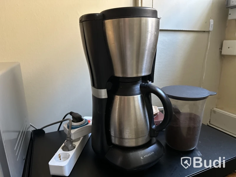 Mikrougn, kaffebryggare, vattenkokare, 2 termosar. Porslin o skålar. Laminator.