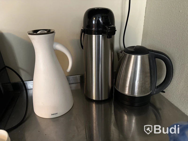 Mikrougn, kaffebryggare, vattenkokare, 2 termosar. Porslin o skålar. Laminator.