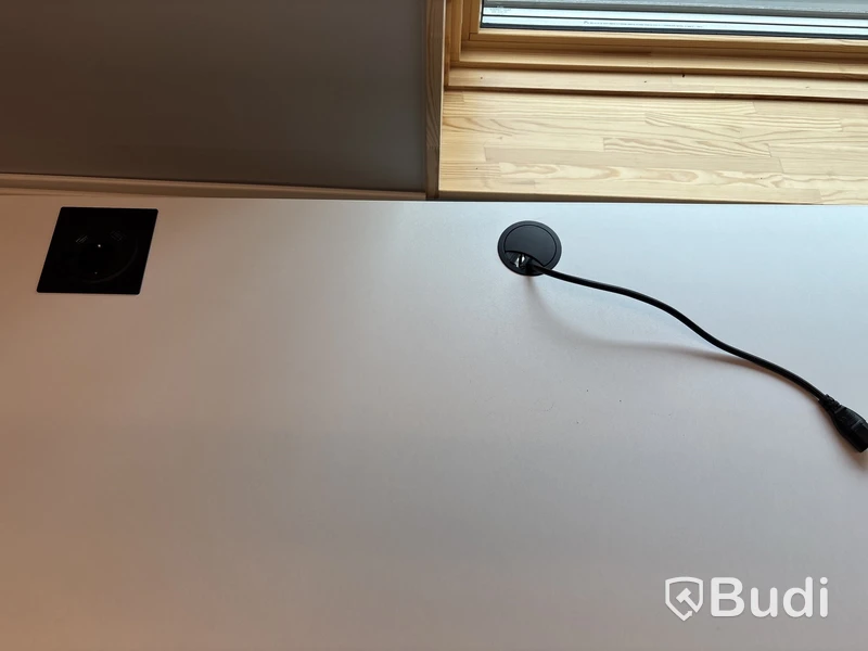 Höj- och sänkbart skrivbord och kontorsstol