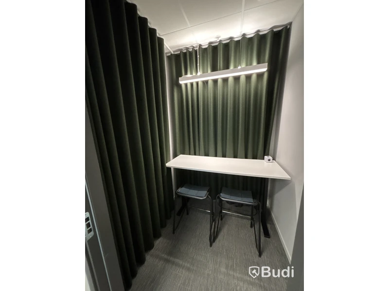 Bord, 2 st. Pallar Lammhults och 2 st. Gardiner
