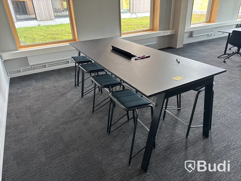 Konferensbord med 8 st. Pallar