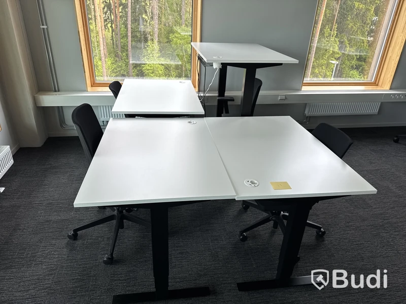 4 st. Höj- och sänkbara skrivbord Edsbyn och 4 st. kontorsstolar Profim