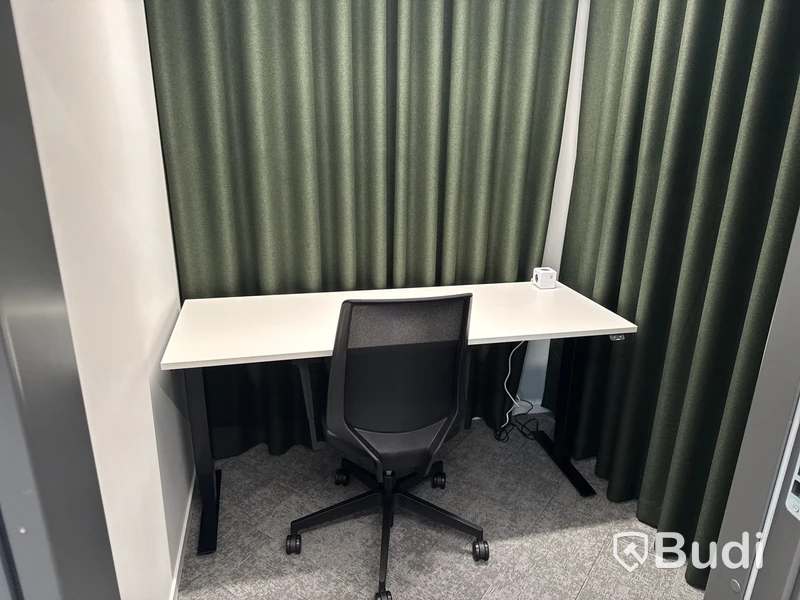 Höj- och sänkbart bord, stol och 2 st. Gardiner
