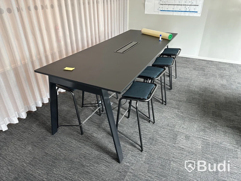 Konferensbord med 8 st. Pallar