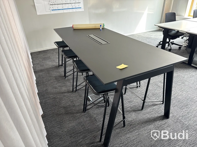 Konferensbord med 8 st. Pallar