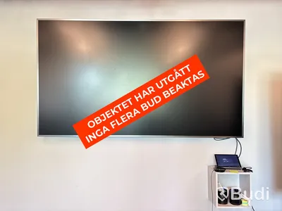 Konferensutrustning, inklusive skärm, högtalare och kamera
