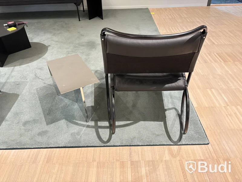 Fåtölj med bord