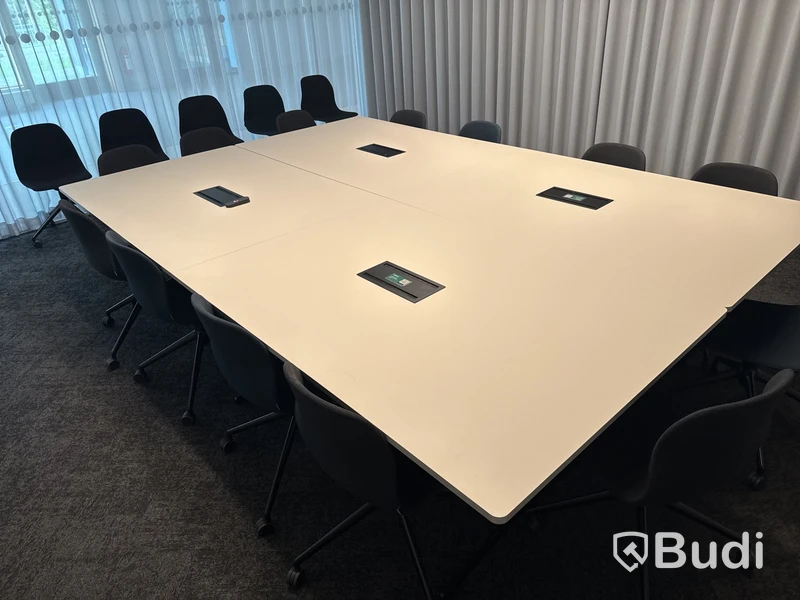 Konferensrum med TV och konferensutrustning - Justerad