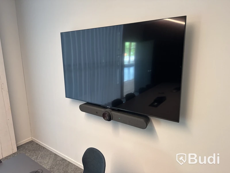 Konferensrum med TV och konferensutrustning - Justerad