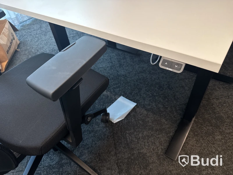 5 st. Höj- och sänkbara skrivbord, Edsbyn och 5 st. Kontorsstolar, Profim