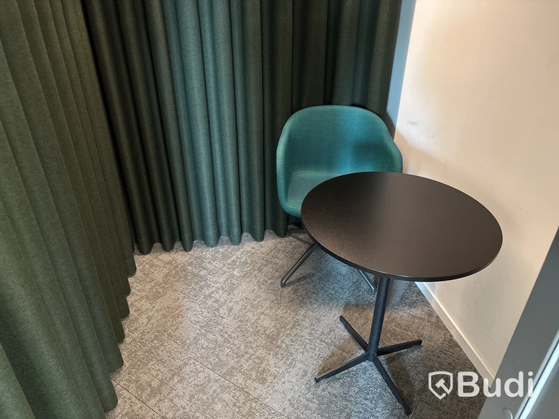 Bord, fåtölj Muuto och 2 st. gardiner
