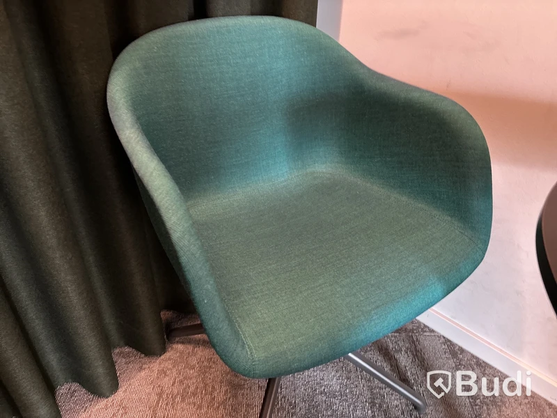 Bord, fåtölj Muuto och 2 st. gardiner