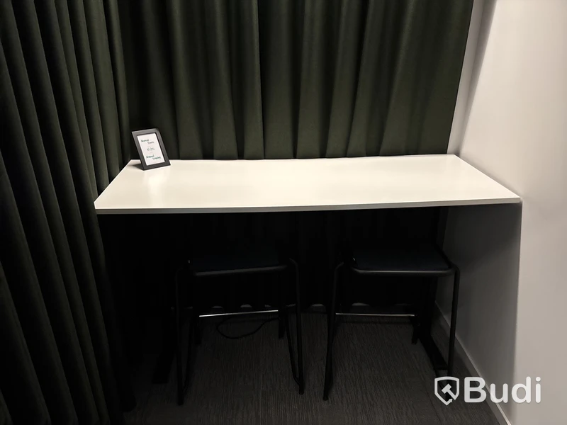 Bord, 2 st. Pallar Lammhults och 2 st. Gardiner