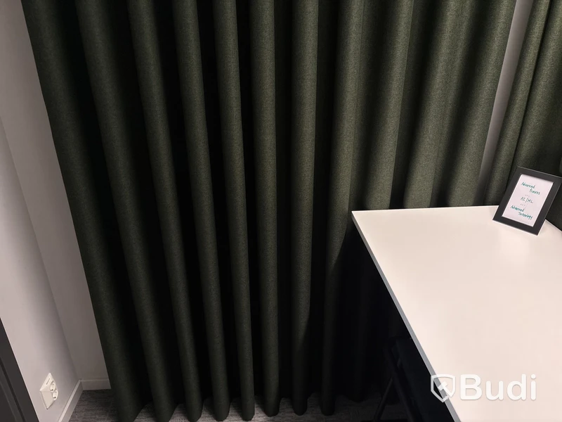 Bord, 2 st. Pallar Lammhults och 2 st. Gardiner