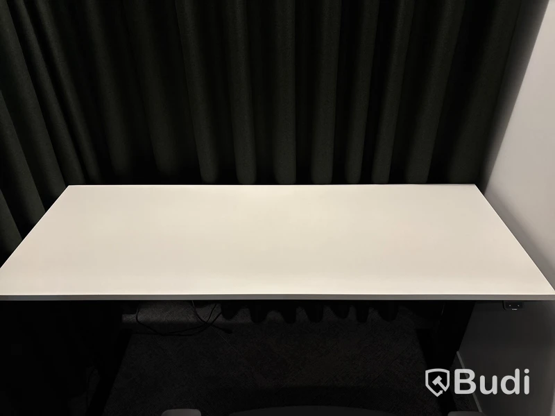 Höj- och sänkbart skrivbord, kontorsstol och 2 st. Gardiner