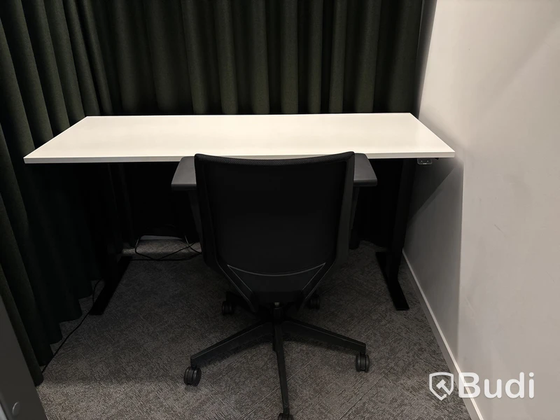 Höj- och sänkbart skrivbord, kontorsstol och 2 st. Gardiner