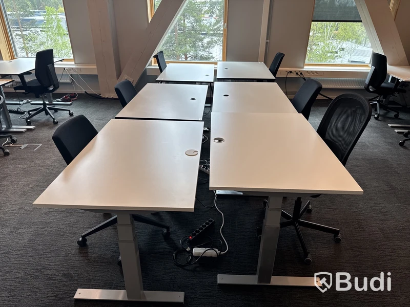 6 st. Höj- och sänkbara skrivbord och 6 st. kontorsstolar