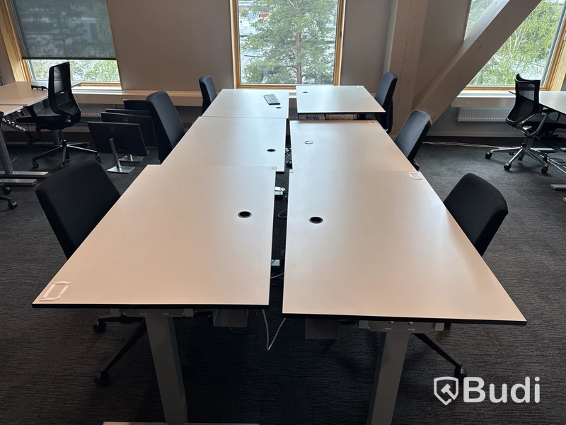 6 st. Höj- och sänkbara skrivbord och 6 st. kontorsstolar