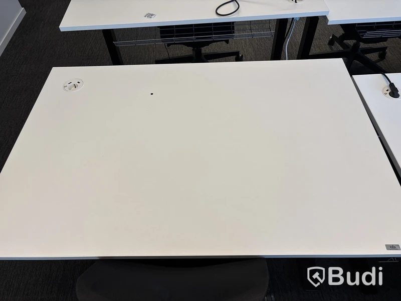 6 st. Höj- och sänkbara skrivbord och 6 st. kontorsstolar olika modeller