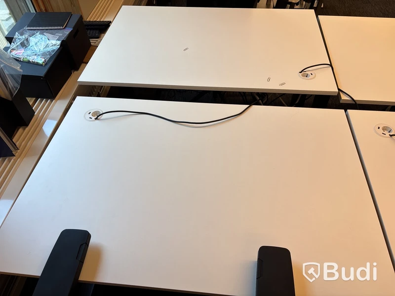 8 st. Höj- och sänkbara skrivbord Edsbyn och 8 st. kontorsstolar