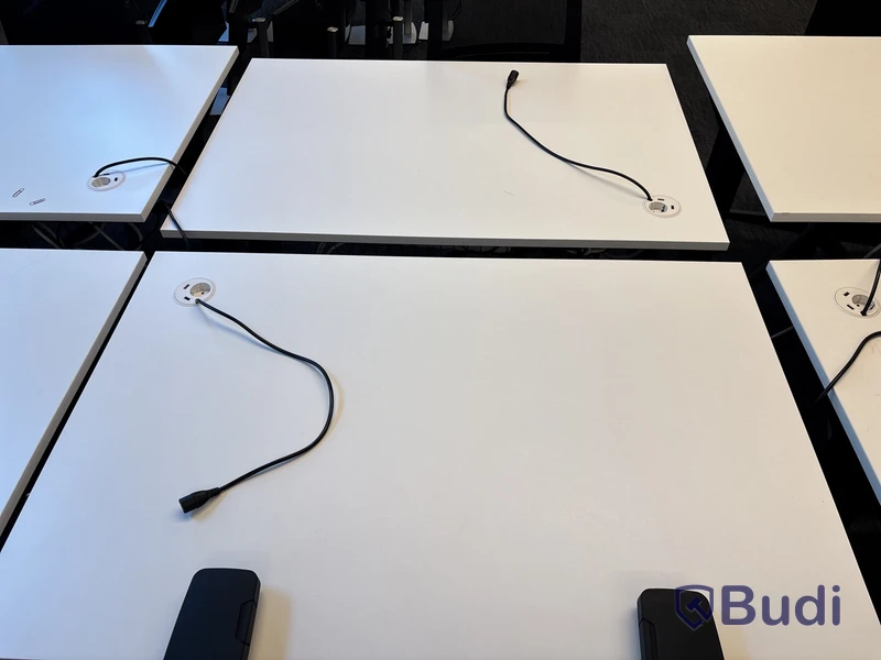 8 st. Höj- och sänkbara skrivbord Edsbyn och 8 st. kontorsstolar