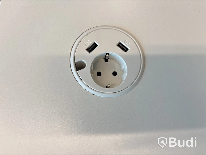 4 st. Höj- och sänkbara skrivbord Edsbyn och 4 st. Kontorsstolar