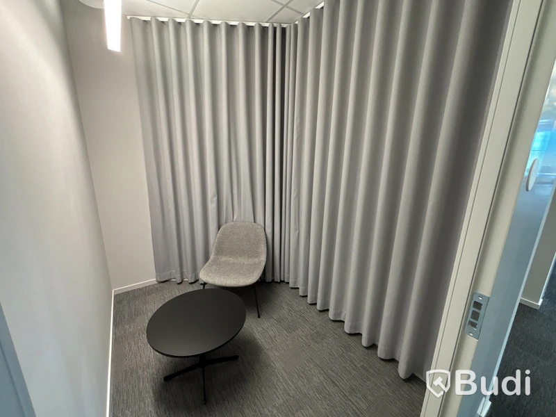 Bord, fåtölj Muuto och 2 st. gardiner