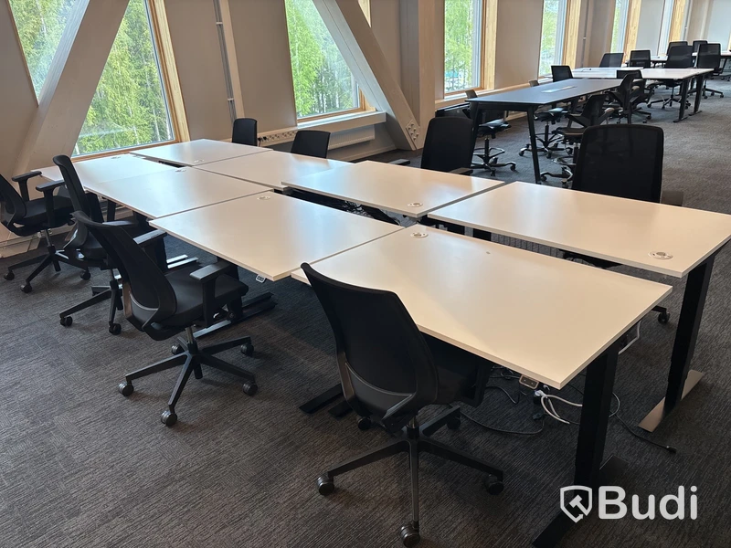 8 st. Höj- och sänkbara skrivbord Edsbyn och 8 st. Kontorsstolar