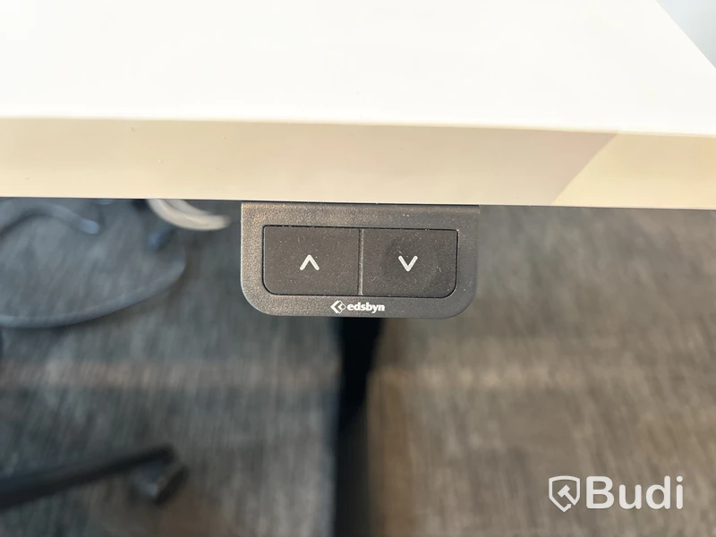 8 st. Höj- och sänkbara skrivbord Edsbyn och 8 st. Kontorsstolar