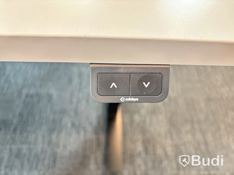 4 st. Höj- och sänkbara skrivbord Edsbyn och 4 st. Kontorsstolar